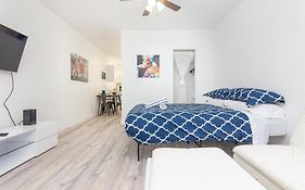Ocean Drive Deco Apt W/2 Queen Beds, Steps 2 Beach